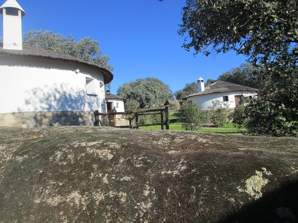 Chozos De La Dehesa Aparthotel La Roca de la Sierra Exterior photo